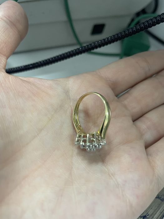Продам кольцо с бриллиантами