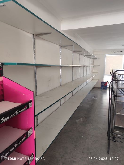 Стеновые стелажи и полки