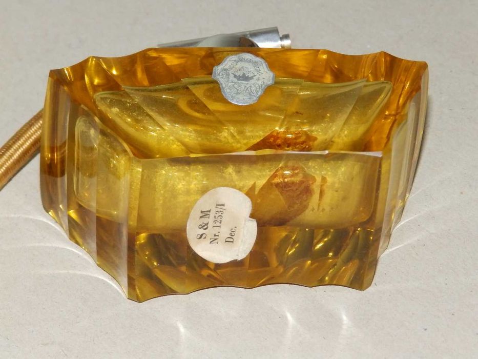 Стари предмети на различни цени, кутия, пагони, шише