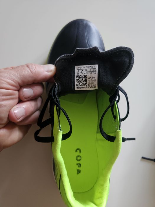 Adidasi fotbal sintetic .