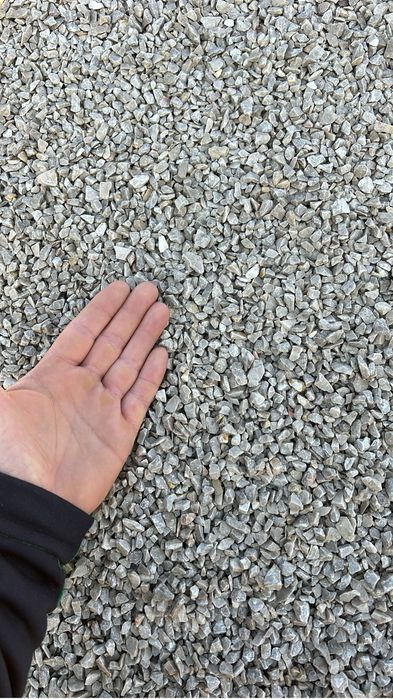 Piatra concasata decorativa rau nisip sort balast pamant negru maroniu