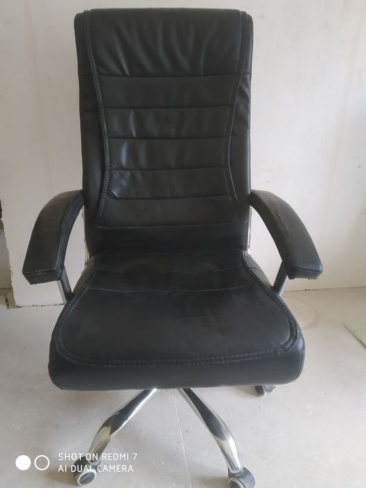 Офисное кресло .