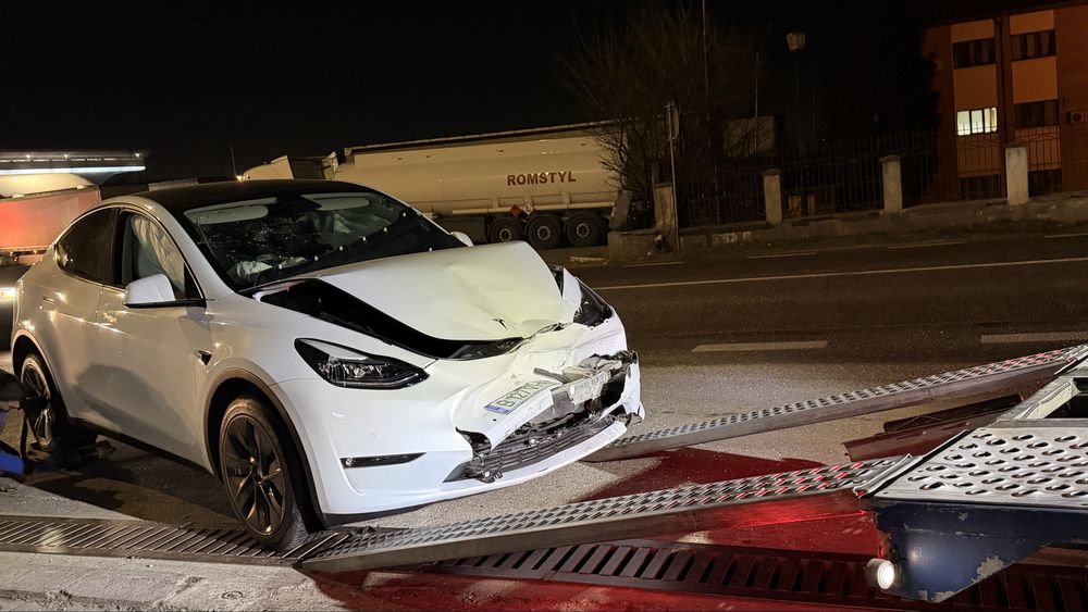 Tesla Model Y Long Range AWD – Decembrie 2022 – 17.400 km – Autopilot îmbunătățit – avariată