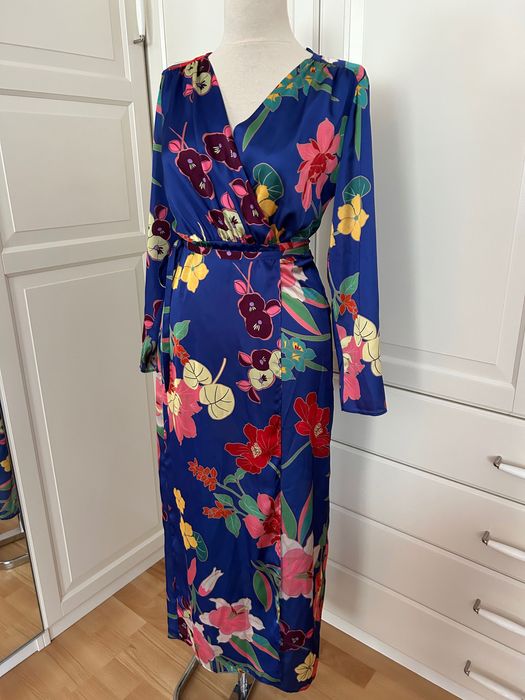 Rochie maxi Zara cu flori aspect satin cu cordon in talie