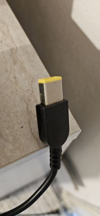 Incarcator lenovo mufa patratoasa 20v  4,5A