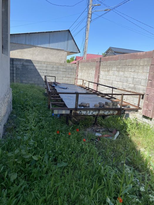 Прицеп пчеловодческий с двухярусными ульями(нужен ремонт и окрас)