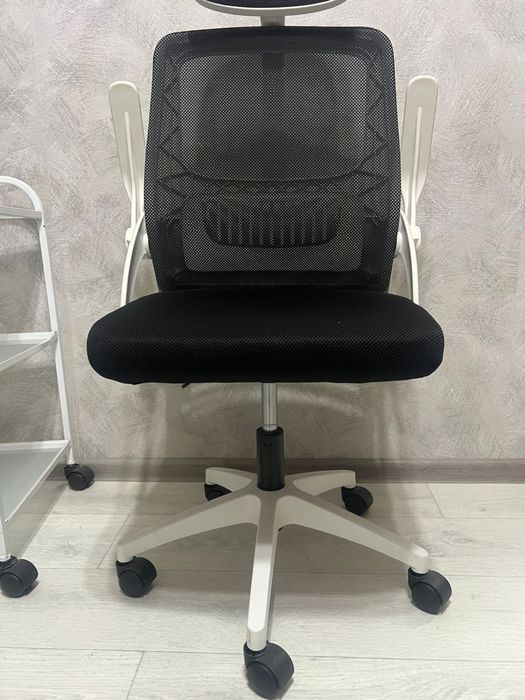 Помощник столик 3 полки стекло 2шт. 10000тг/шт. И кресло 10000тг