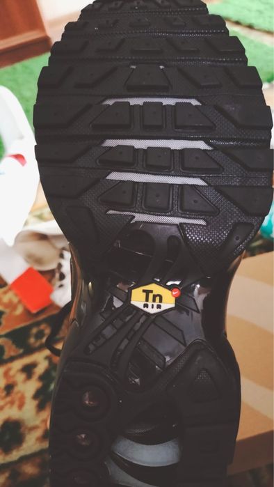 Продам кроссовки