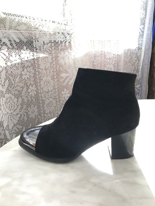 Сапоги- ботильоны ( полусапожки) 38 размер