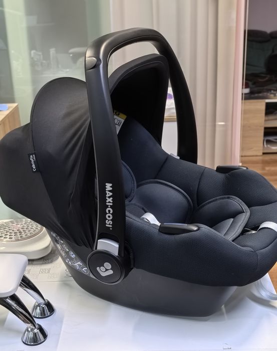 Столче за кола и база Maxi Cosi Cabriofix