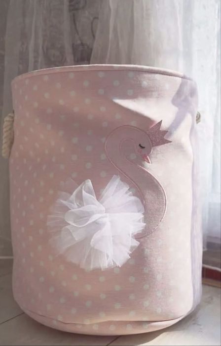 Кош за играчки за момиче