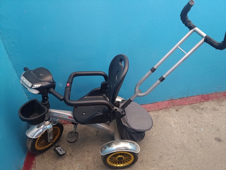 Трёхколёсный коляска