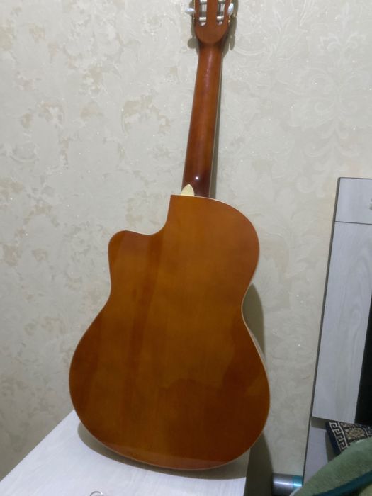 Gitara sotiladi 1.4 mln
