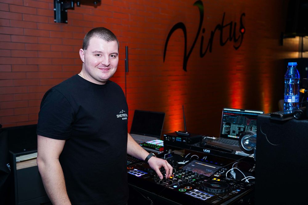 Услуги - сцена , подиум  звук осветление DJ и Др !