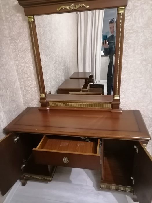 Продам шкаф тумбочками и дамским столиком