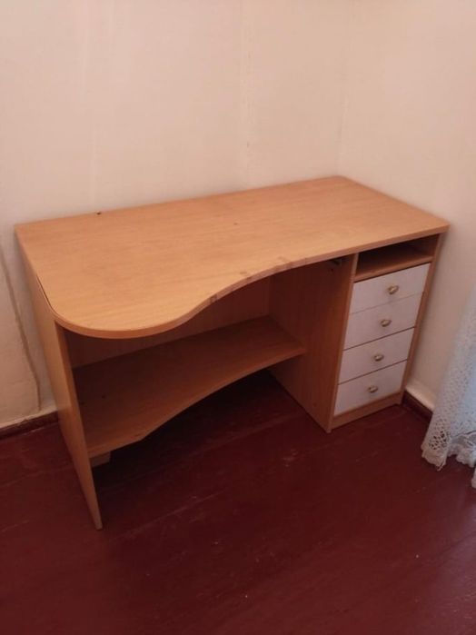 Продам письменный стол с полкамии