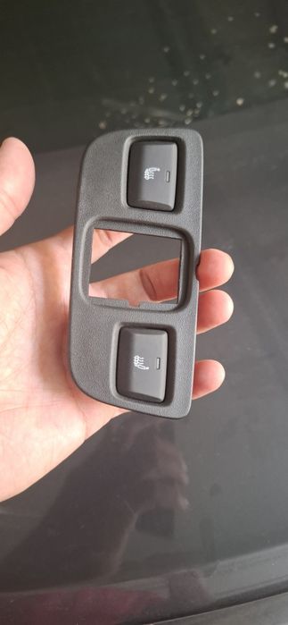Продам кнопку обогрева сидении от ONIX от задних сидении оригинал
