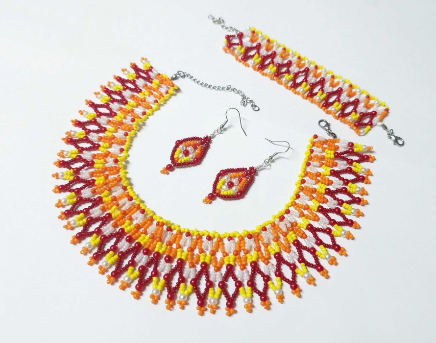 Reducere! Set traditional lat romburi, rosu, galben, margele, baza gat