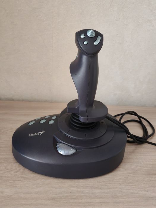 Игровой джойстик Genius MaxFighter F-31U Vibration
