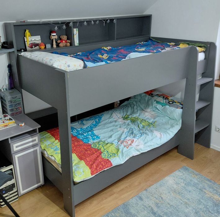 Pat supra etajat cu saltele incluse în preț.