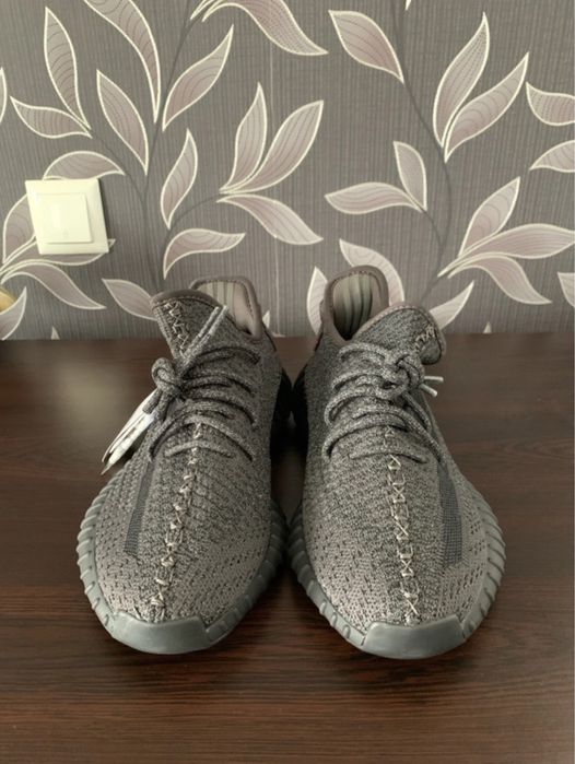 Yeezy 350 noi cu eticheta