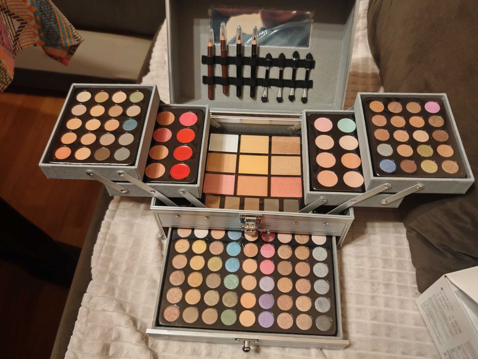 Многофункционален комплект гримове Miss Rose с чанта  Color Line