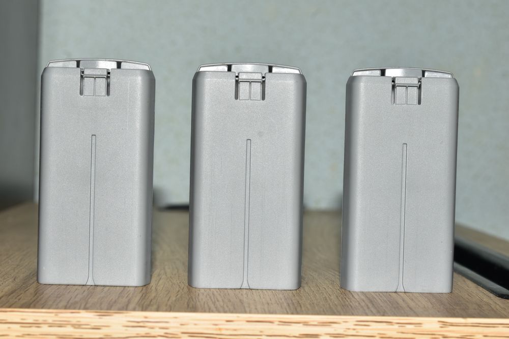 Vând baterii dronă și alte accesorii + drona pentru piese