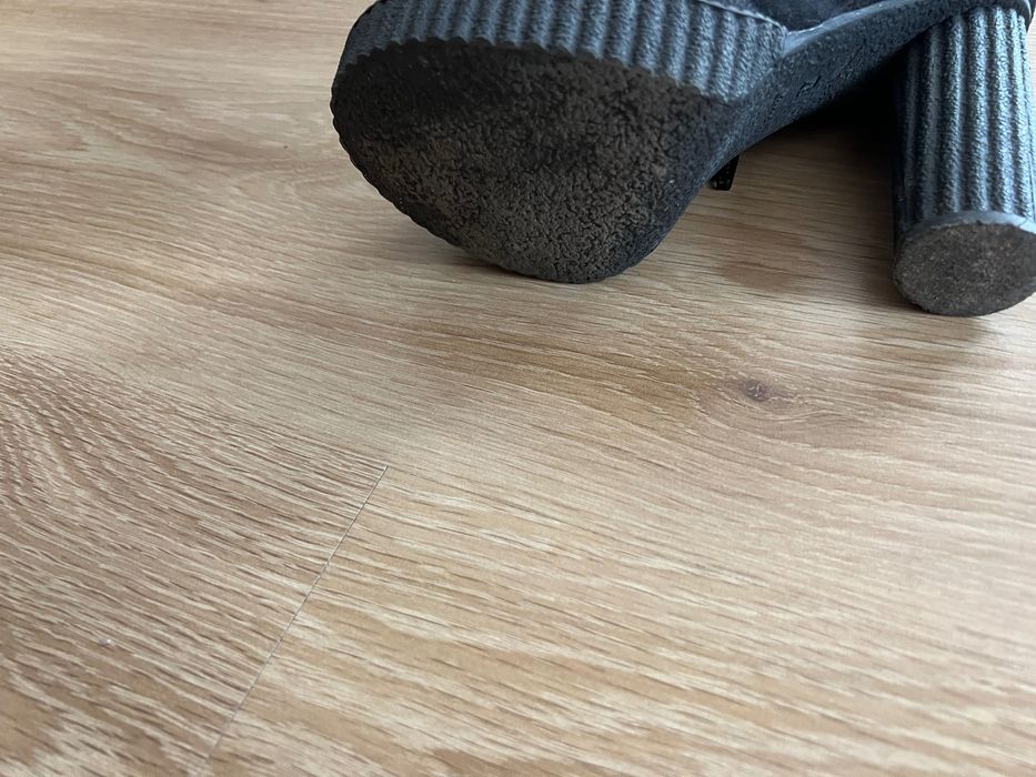 Велурени чизми на ток