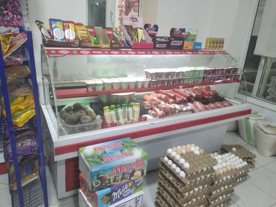 Vitrinniy xolodilnik