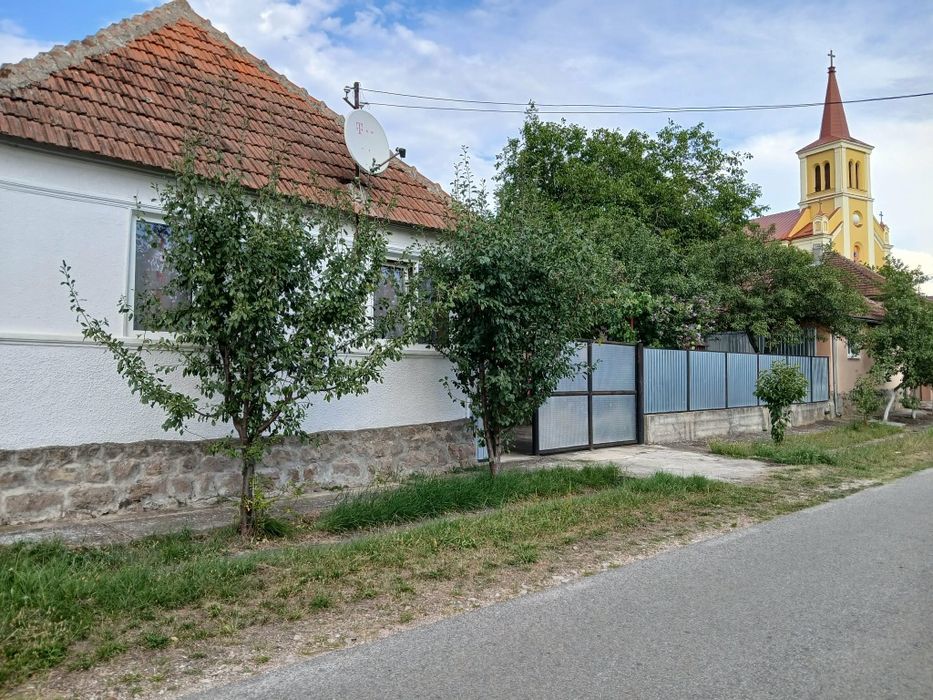 Vând casă la țară