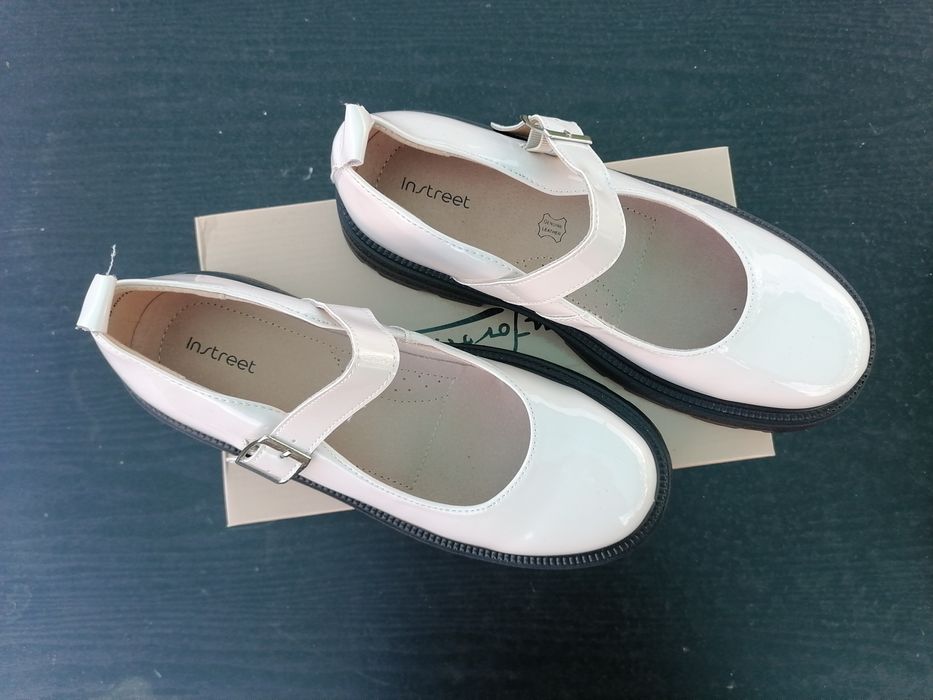 Много удобни бели лачени обувки