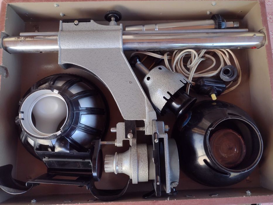 Фотоувеличител с аксесоари към него