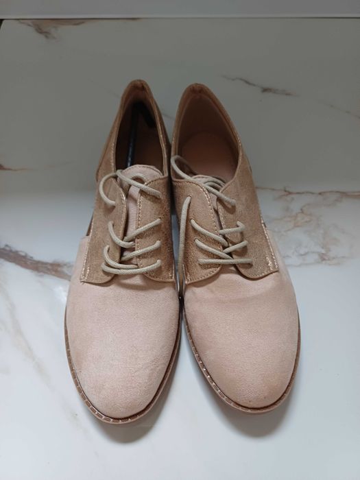 Обувки НОВИ, размер 38. Отговарят на 37