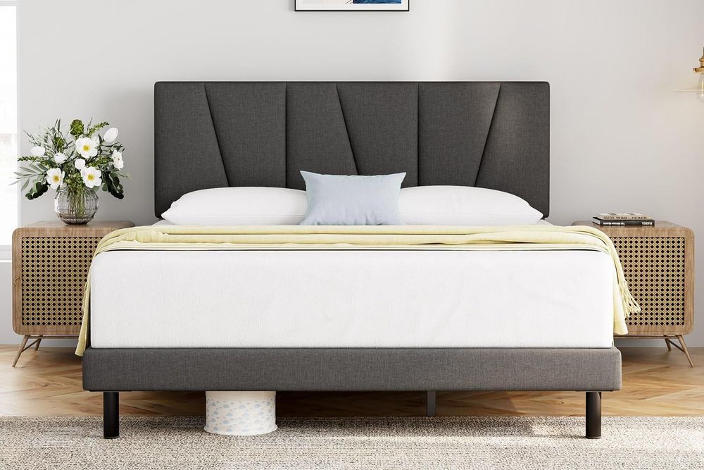 Pat elegant 140x200 cu somiera, tetiera de calitate, nou