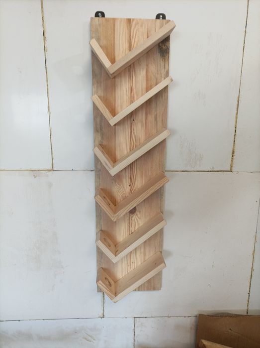 Стойка за вино и чаши