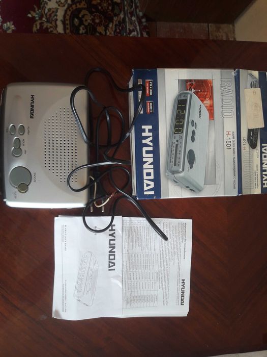 Радиоприемник с будильником "HYUNDAI"