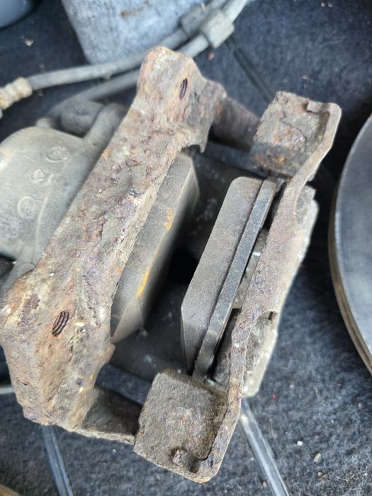 Комплект спирачни дискове, накладки и супорти бмв е39 3.0д