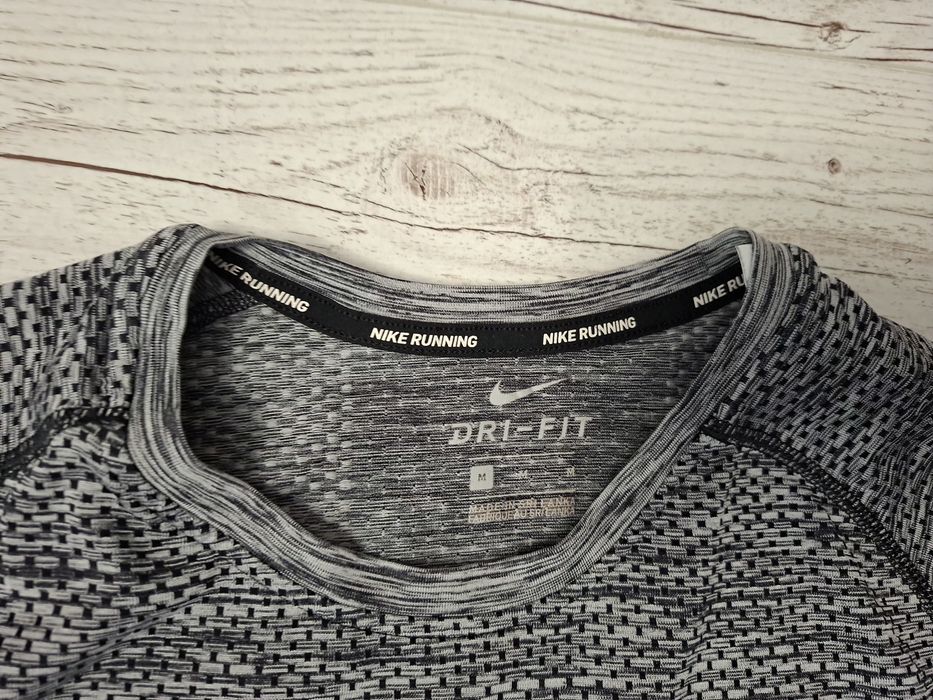 Nike Dry Fit-Ориг. Безшевна тениска