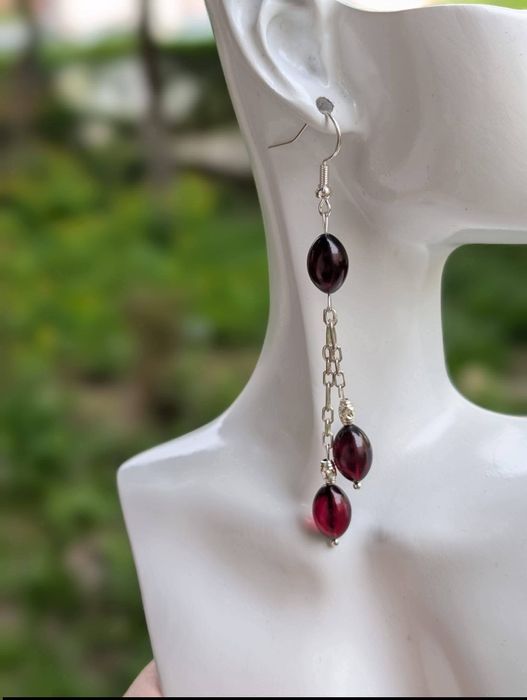 Vechi cercei lungi argint 925, cu picaturi de chihlimbar presat de culoare rosu cherry, stil maslina