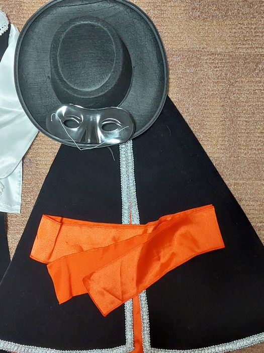 Продам костюм Зорро