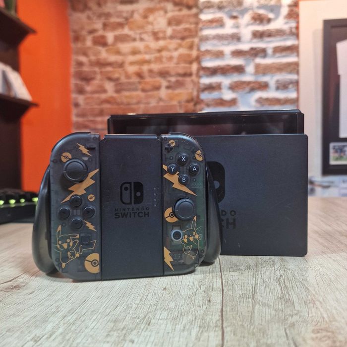 Consola Nintendo Switch V1, Joy-Con Compatibil Negru/Galben + Joc NBA 2K Playgrounds 2 | Garantie 12 Luni | UsedProducts.ro