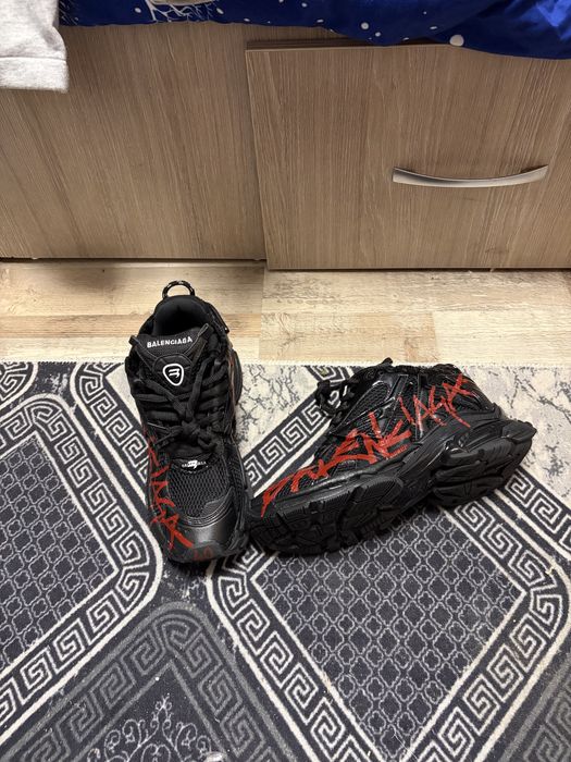 Balenciaga runner Graffiti