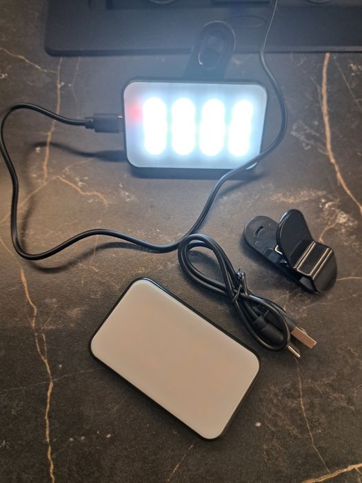 Преносима USB лампа с щипка – за четене и осветление навсякъде