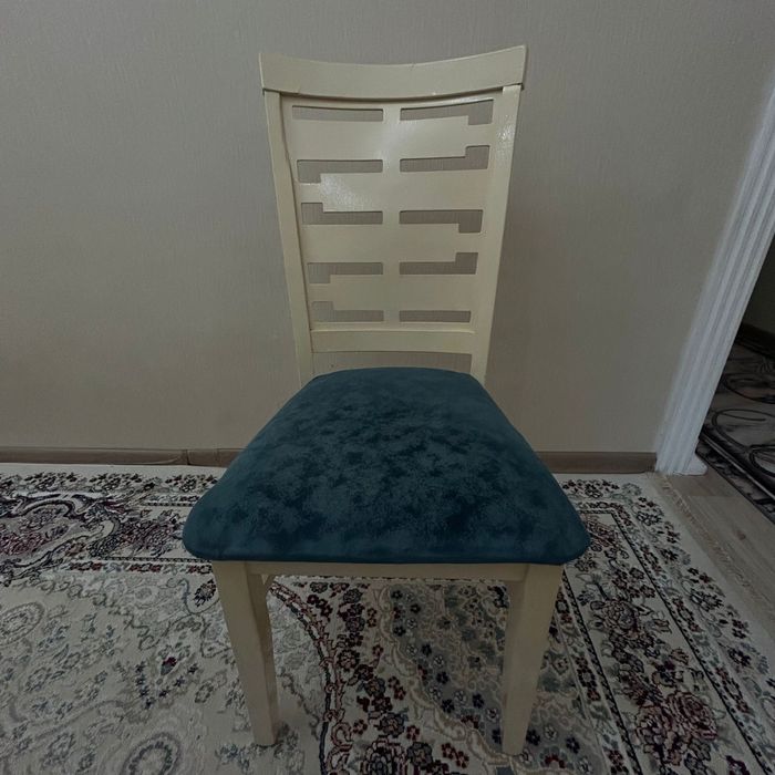 Стол с стульями.