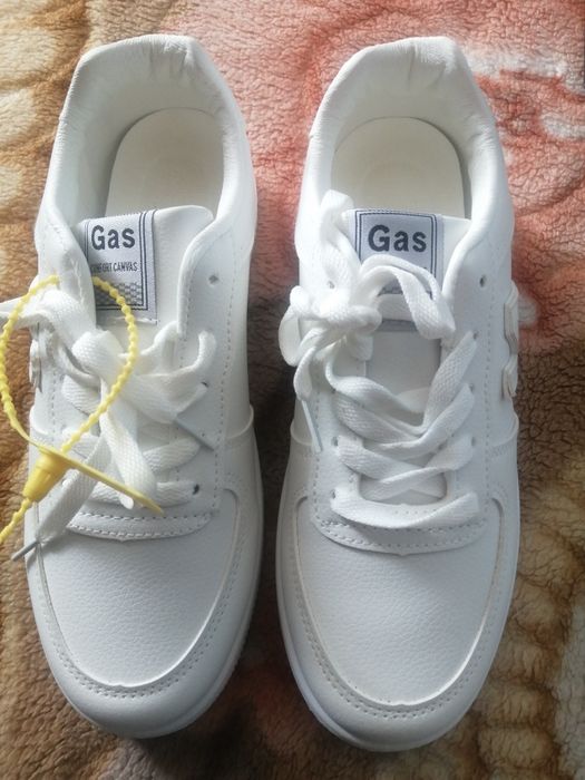 Продаю женские кроссовки