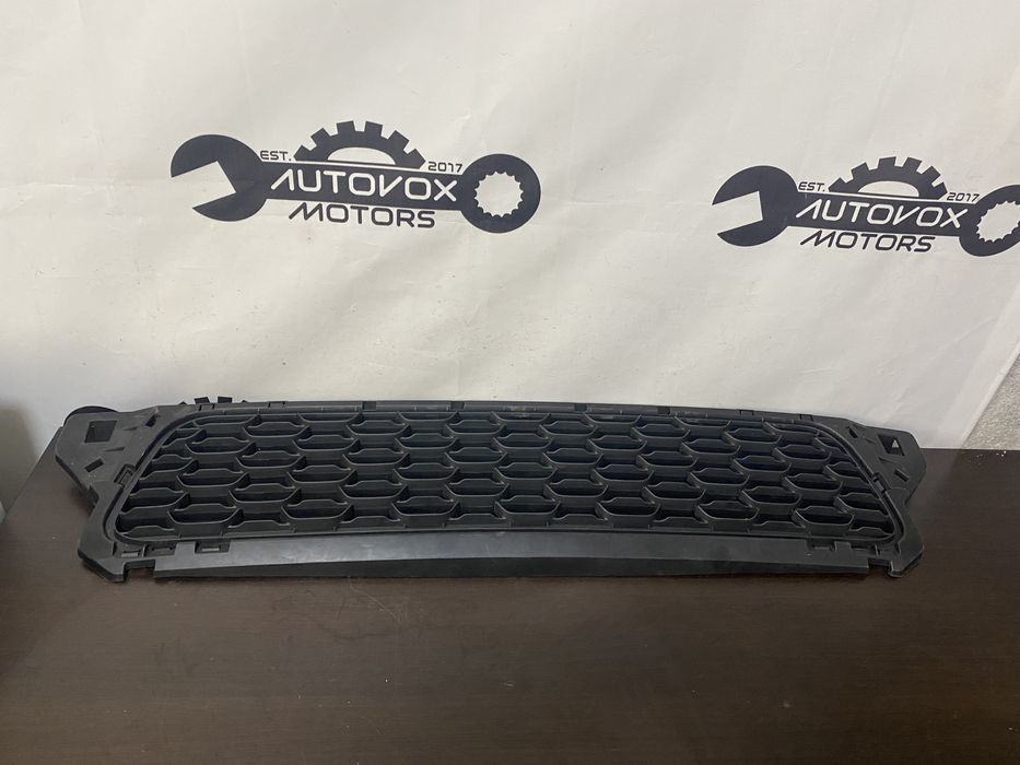 Grila centrala inferioara bara fata Dacia Duster an 2013-2017