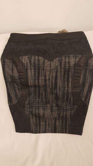 Нова пола с визия на комбинация на кожа, дантела