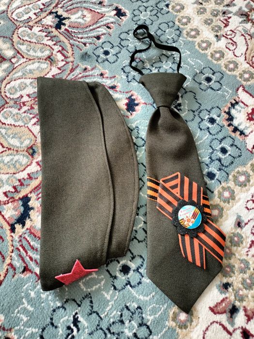 Пилотка и галстук