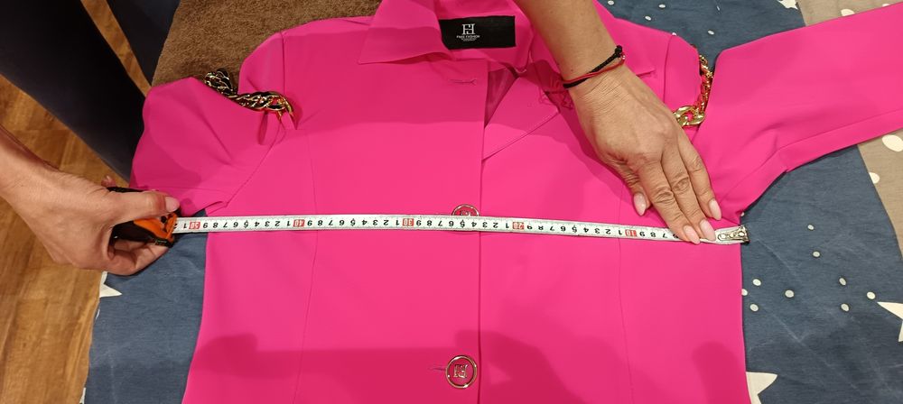 Продавам сако на Elizabeta Franchi