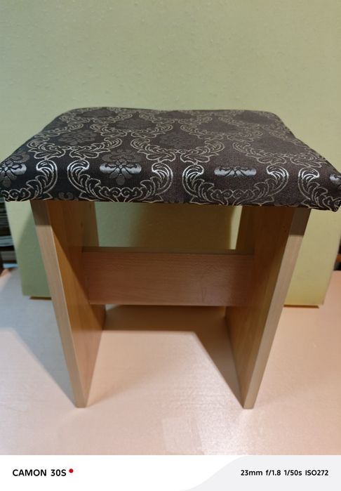 Табуреты мягкие.